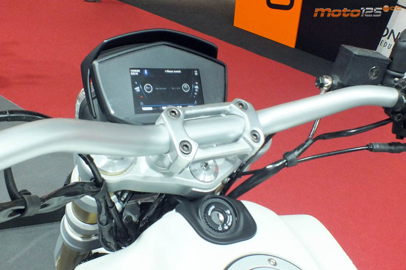 Vive La Moto 2019 Barcelona - Peugeot P2X Racer/Roadster 125/300