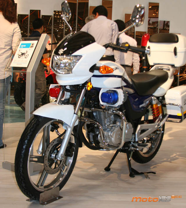 Suzuki EN 125 Policía