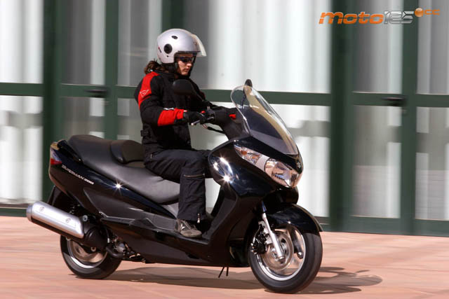 Suzuki Burgman 125: scooter GT en formato compacto - Formulamoto