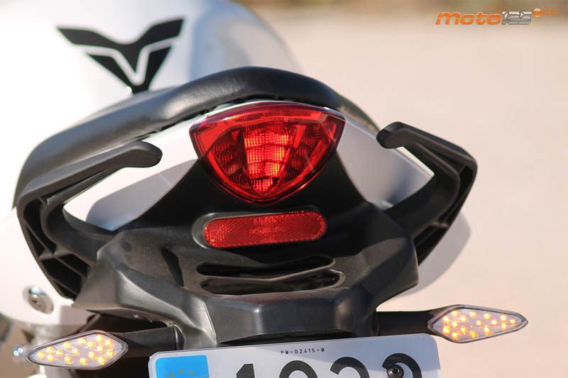 MH NKZ 125 - Naked deportiva económica - Moto125