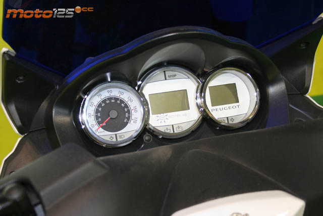 Tablero del Peugeot e-Satelis: el reloj derecho dedficado al cuentavueltas acoge ahora una segunda pantalla digital